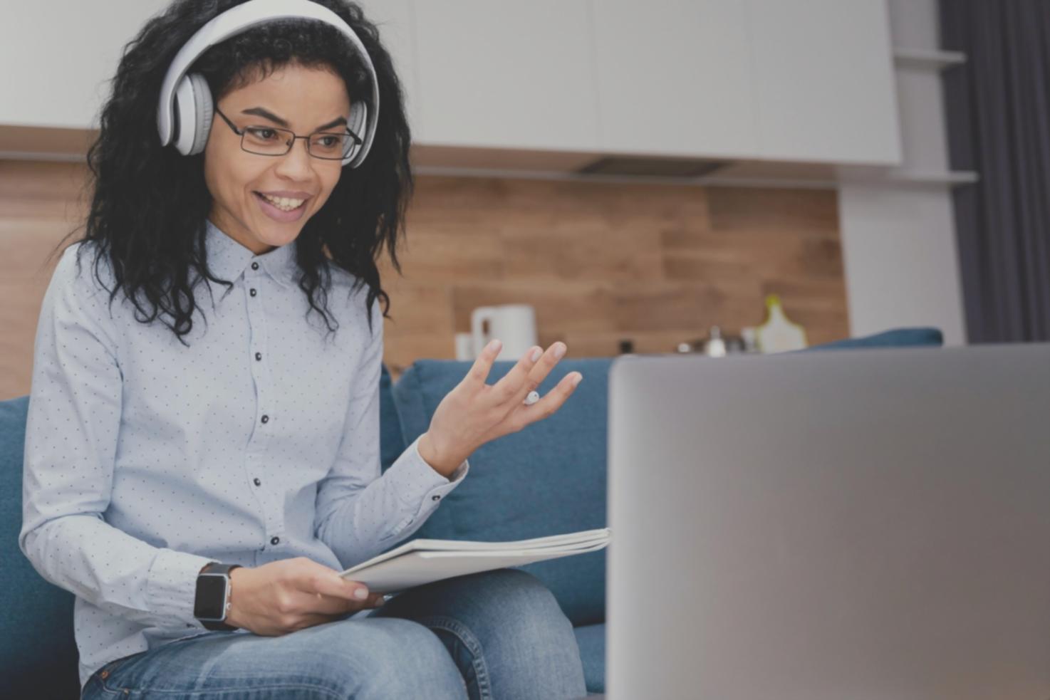 Espace de travail moderne avec documents budgétaires et analyses financières